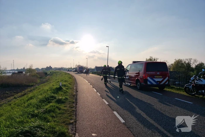 Brand in rietenkap van woning