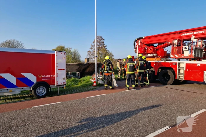 Brand in rietenkap van woning