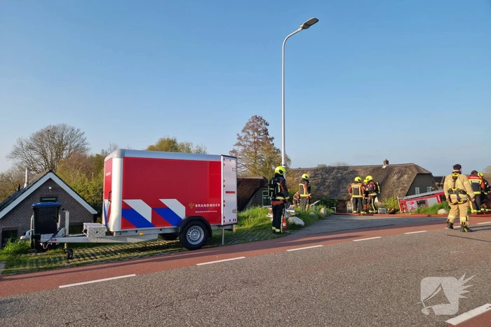 Brand in rietenkap van woning