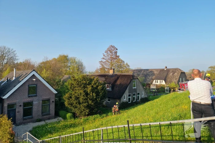 Brand in rietenkap van woning