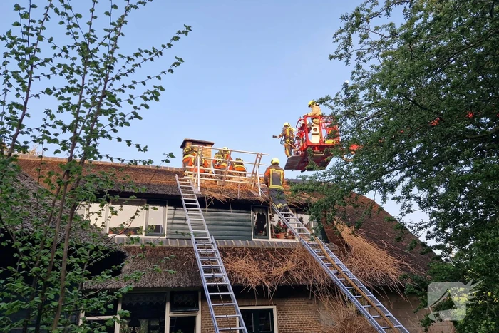 Brand in rietenkap van woning