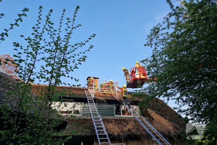 Brand in rietenkap van woning