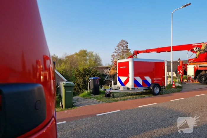 Brand in rietenkap van woning