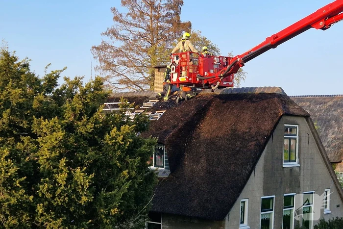 Brand in rietenkap van woning