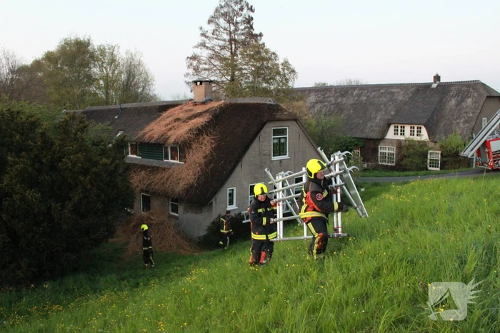 Brand in rietenkap van woning