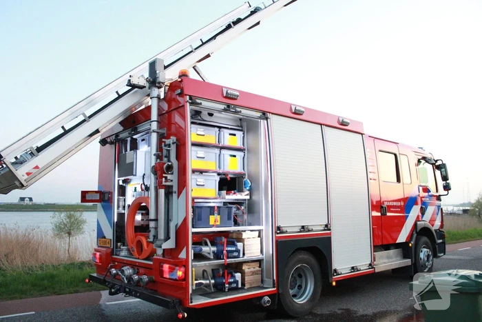 Brand in rietenkap van woning