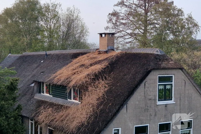 Brand in rietenkap van woning