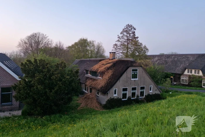 Brand in rietenkap van woning