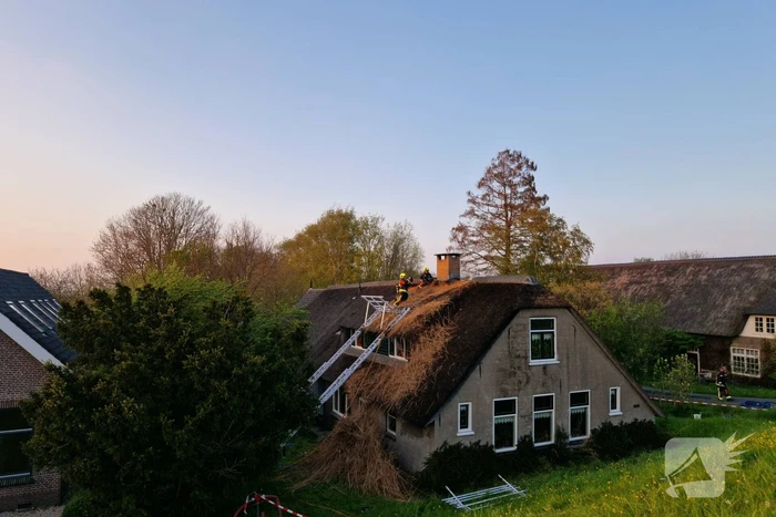 Brand in rietenkap van woning