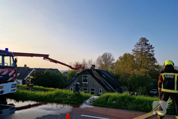 Brand in rietenkap van woning
