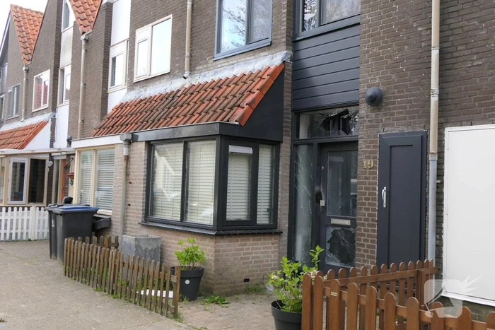 Voorgevel woning beschadigd na explosie
