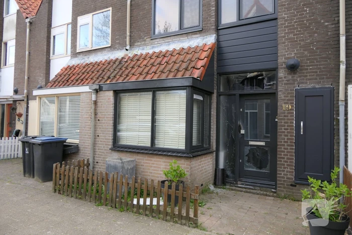 Voorgevel woning beschadigd na explosie