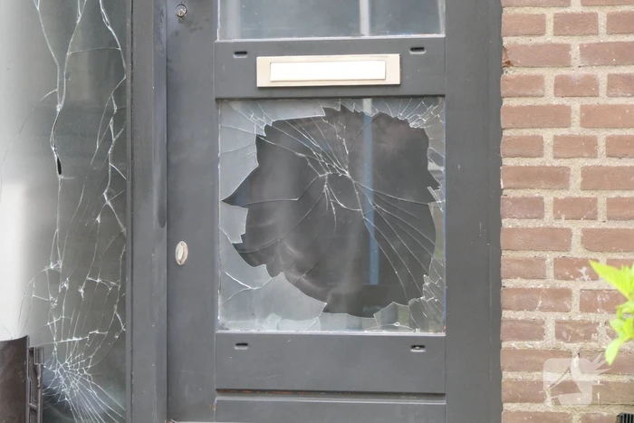 Voorgevel woning beschadigd na explosie