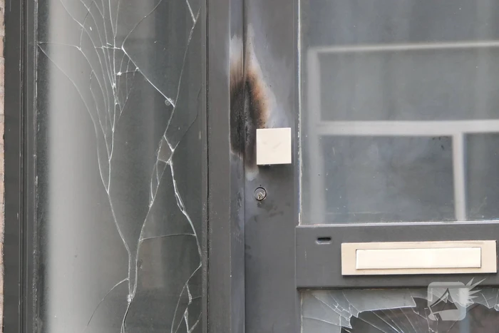 Voorgevel woning beschadigd na explosie