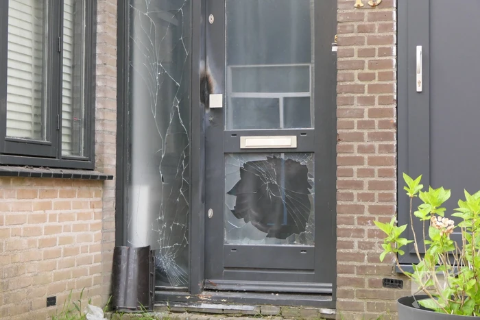 Voorgevel woning beschadigd na explosie