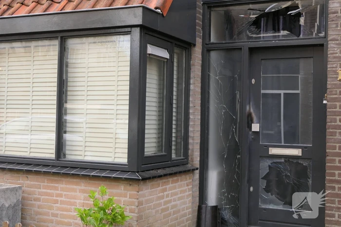 Voorgevel woning beschadigd na explosie
