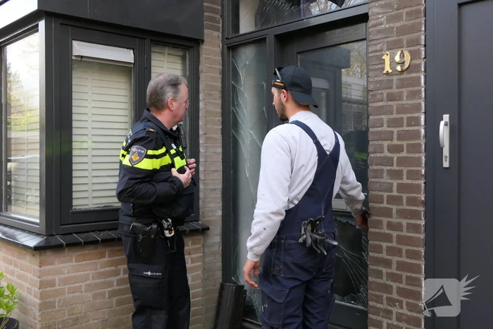 Voorgevel woning beschadigd na explosie