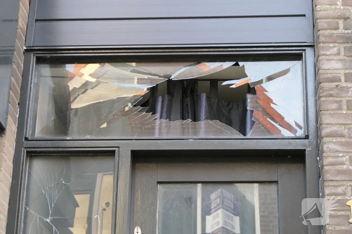 Voorgevel woning beschadigd na explosie