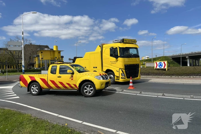 Vrachtwagen met betonmixer oplegger gekanteld