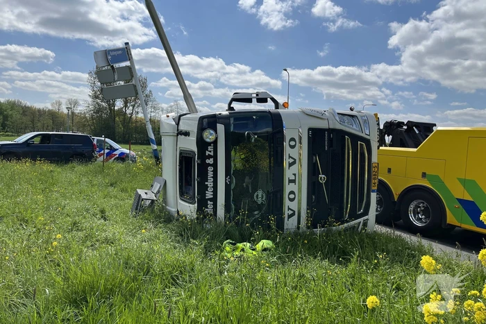 Vrachtwagen met betonmixer oplegger gekanteld