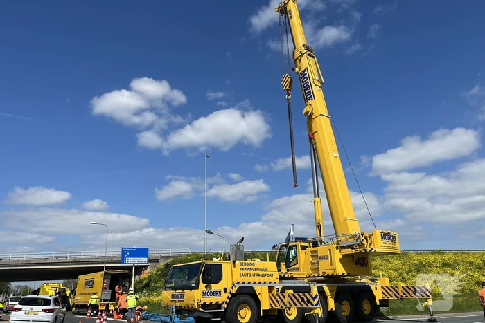 Vrachtwagen met betonmixer oplegger gekanteld