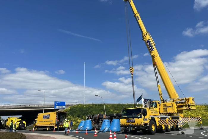 Vrachtwagen met betonmixer oplegger gekanteld