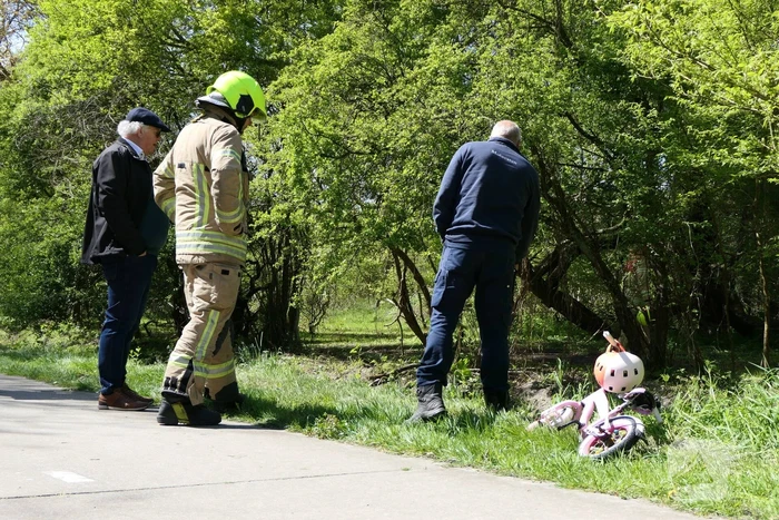 Onderzoek naar aantroffen kinderfiets langs waterkant Vakantiepark Molecaten Park Waterbos