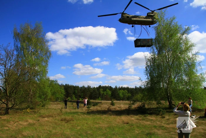 Veel bekijks bij Chinook-training op oefenterrein