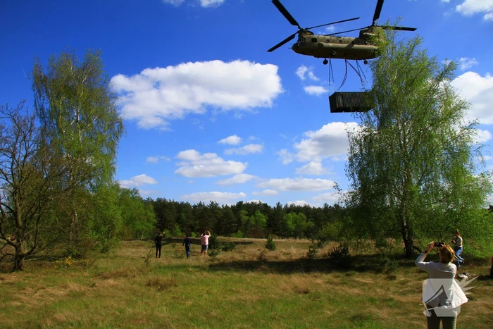 Veel bekijks bij Chinook-training op oefenterrein