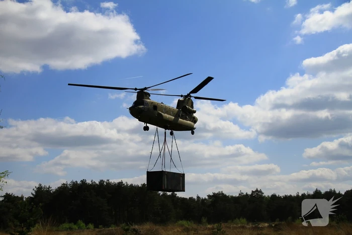 Veel bekijks bij Chinook-training op oefenterrein