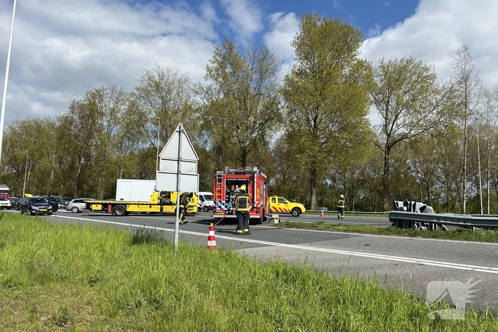 Bestelbus ramt vangrail en vliegt in brand