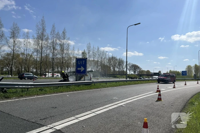 Bestelbus ramt vangrail en vliegt in brand