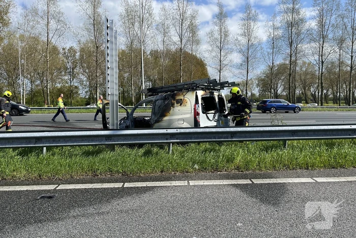 Bestelbus ramt vangrail en vliegt in brand