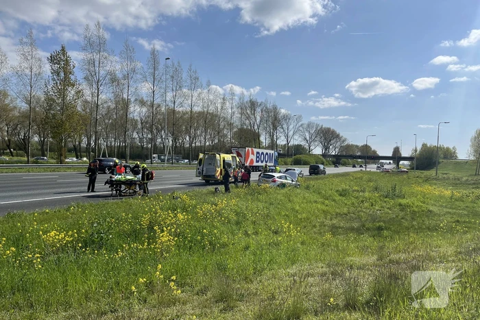 Bestelbus ramt vangrail en vliegt in brand