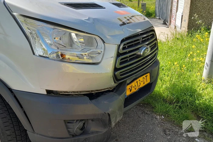 Bestelbus botst achterop personenauto