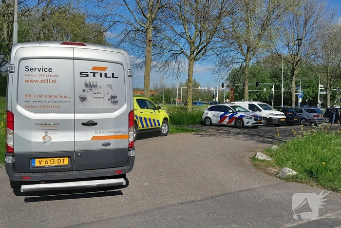 Bestelbus botst achterop personenauto