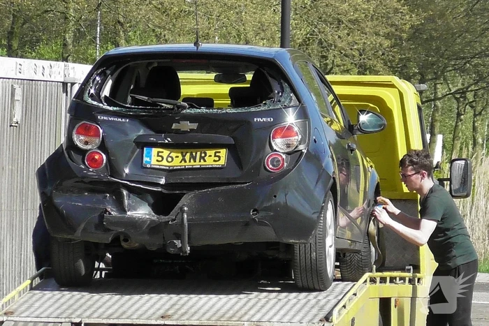 Bestelbus botst achterop personenauto