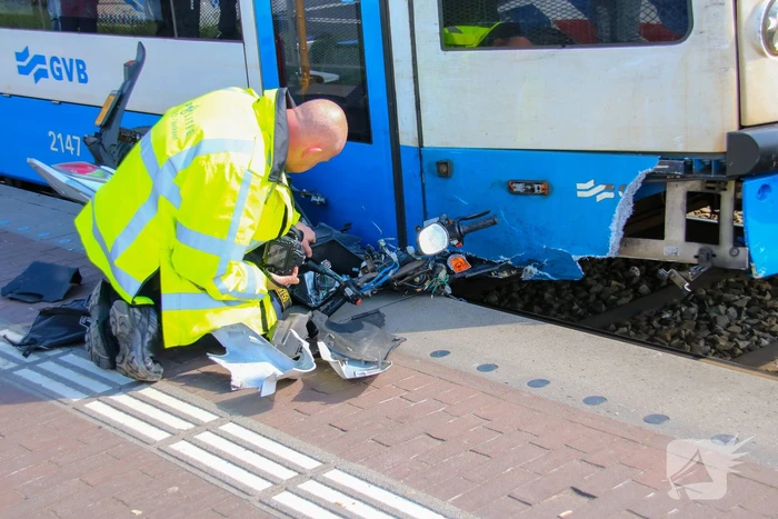 Tram 26 botst op bromfietser