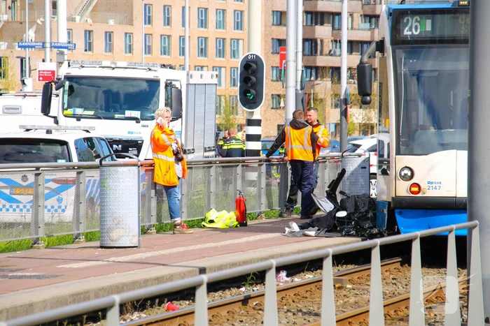 Tram 26 botst op bromfietser