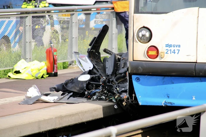 Tram 26 botst op bromfietser