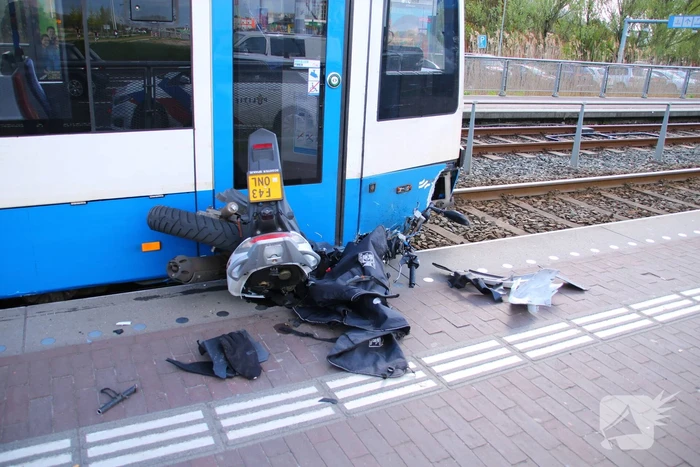 Tram 26 botst op bromfietser