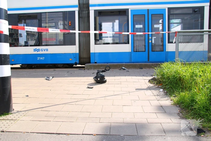 Tram 26 botst op bromfietser