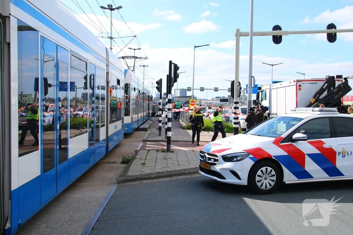 Tram 26 botst op bromfietser