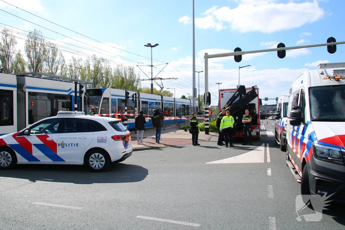 Tram 26 botst op bromfietser