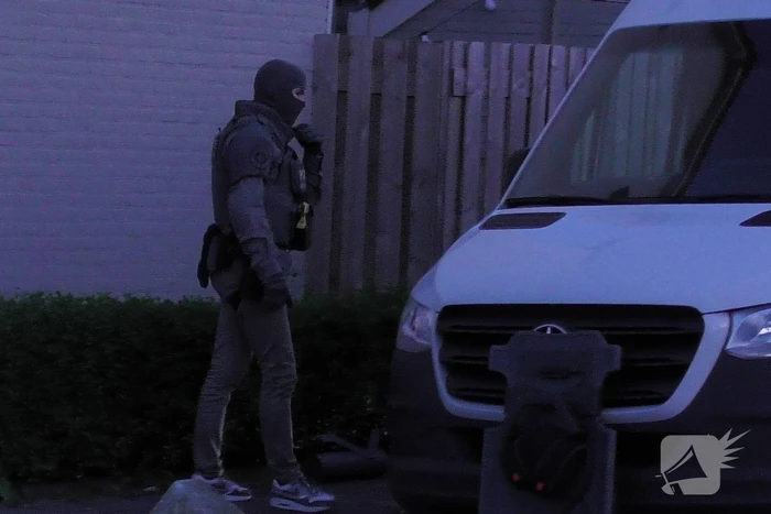 Arrestatieteam doet inval in woning