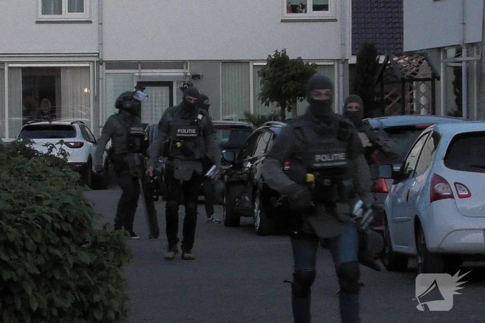 Arrestatieteam doet inval in woning