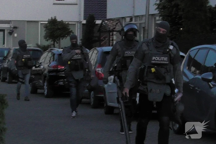 Arrestatieteam doet inval in woning