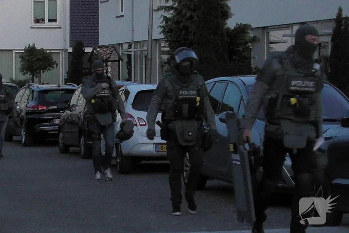 Arrestatieteam doet inval in woning