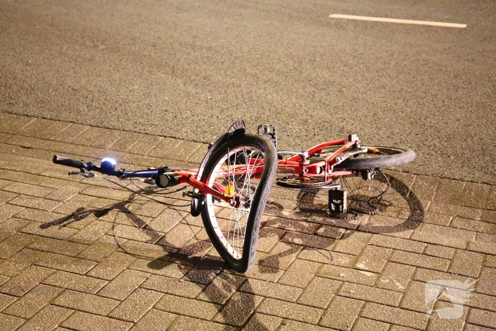 Overstekende fietser geschept door auto