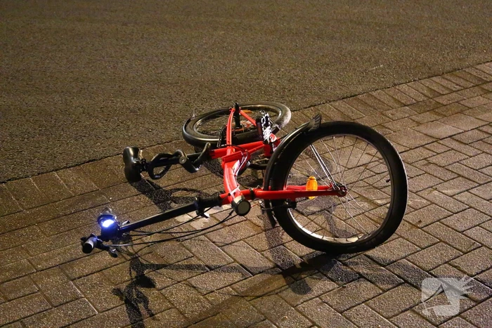 Overstekende fietser geschept door auto